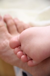 toddler-and-mom-feet-1442012-m